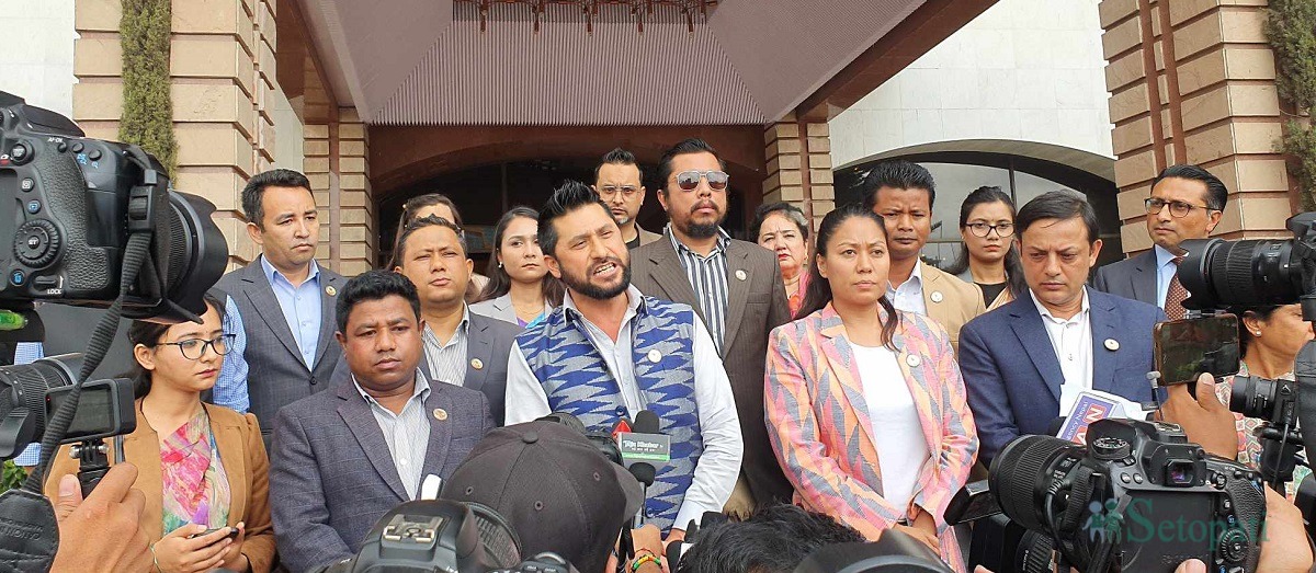 लगातार संसद अवरोधको विरोधमा सभामुखलाई सम्बोधन गर्दै गेटमै बोले रास्वपाका सांसदहरू (भिडिओ)